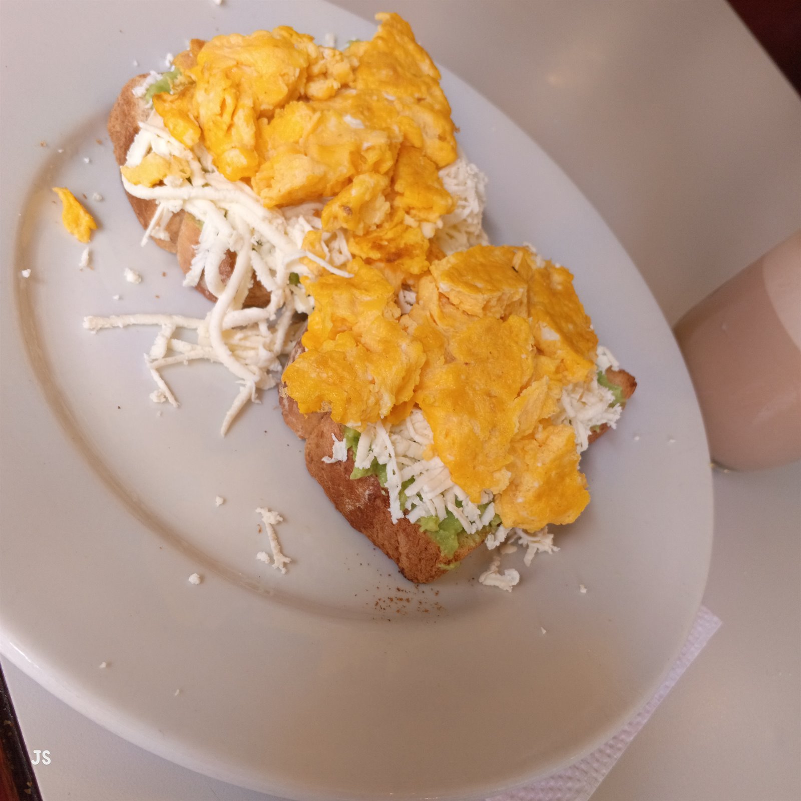 Tostadas con aguacate, queso y huevo