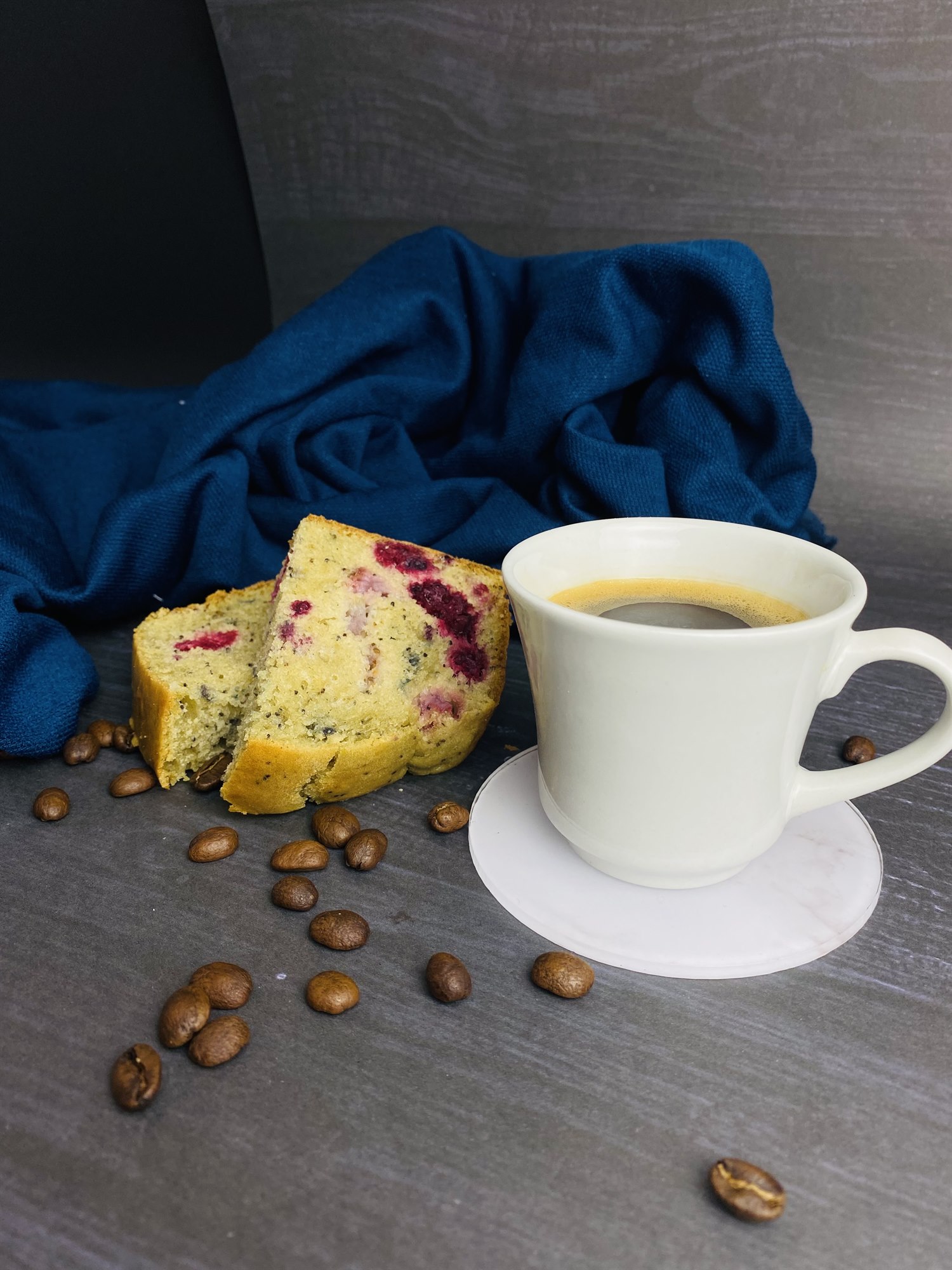 Tinto con torta de frutos rojos