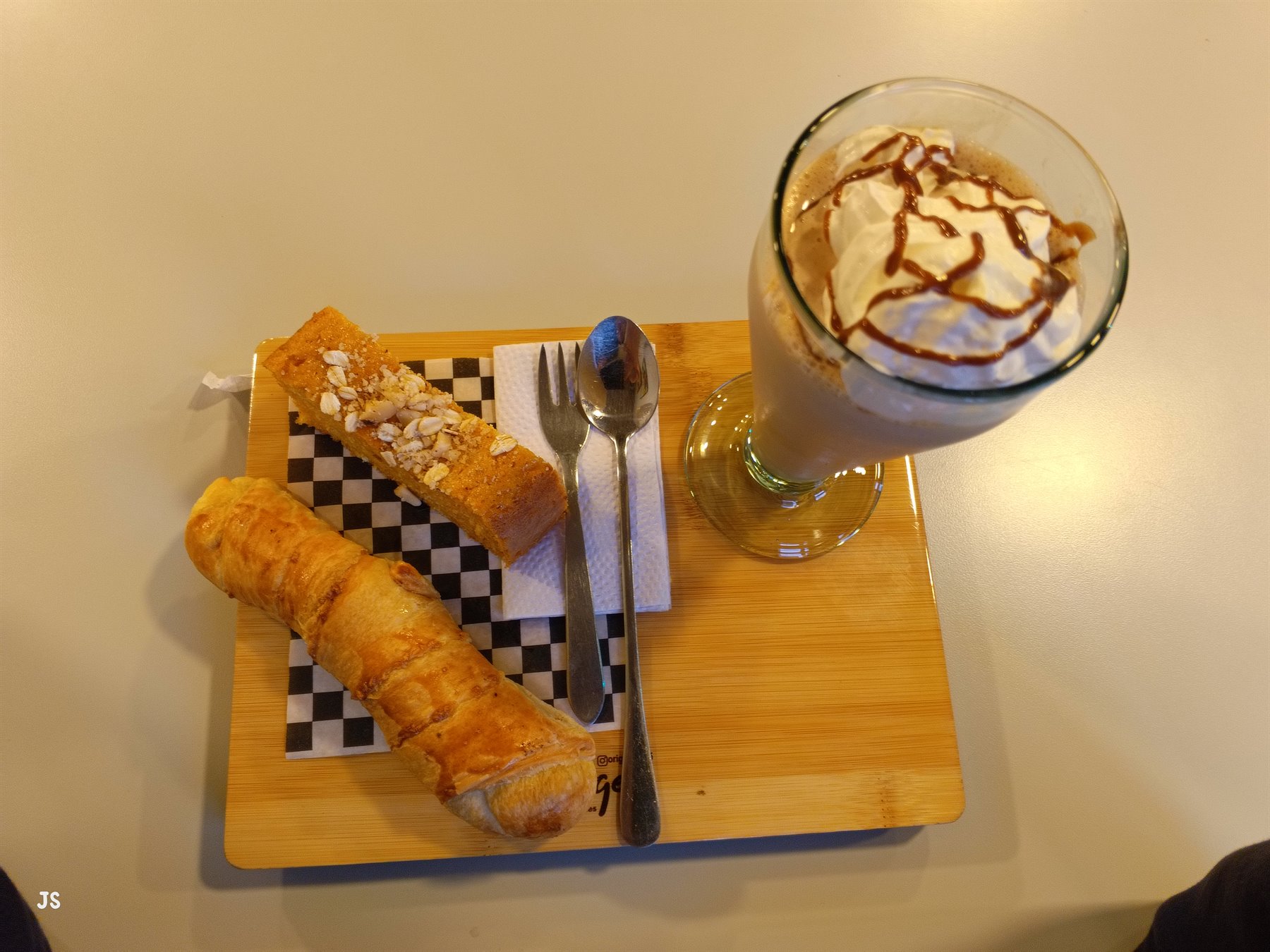 Torta de zanahoria, palito de queso y malteada de Origen